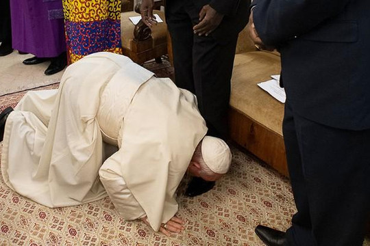 Giáo hoàng Francis quỳ gối hôn chân các lãnh đạo Nam Sudan 