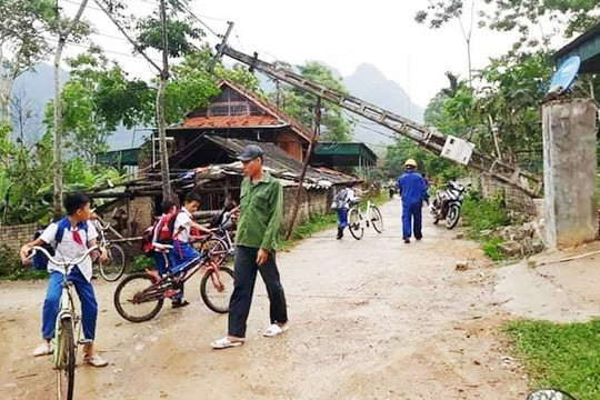 Nghệ An: Lốc xoáy gãy nhiều cột điện, tốc mái 16 ngôi nhà