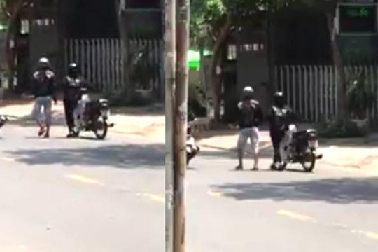 Clip chàng trai để bạn gái dắt xe máy hết xăng dưới trời nắng nóng