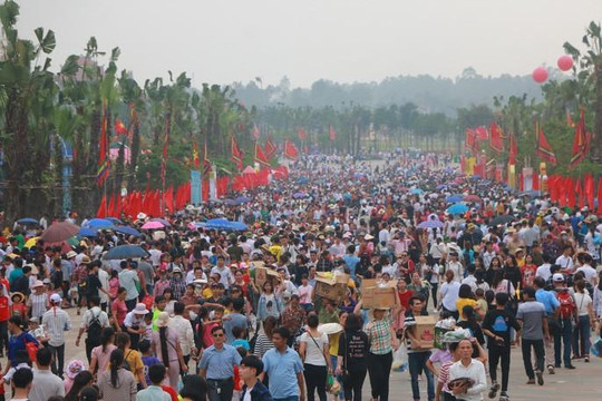 Người dân chen chân trong lễ hội Đền Hùng 2019
