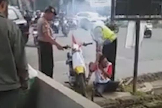 Chạy xe máy nẹt pô, nam thanh niên chịu hình phạt bất ngờ từ cảnh sát