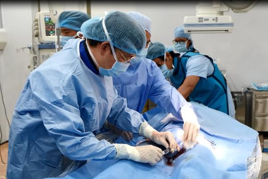 Bệnh viện quận đầu tiên ở Việt Nam đặt được stent graft