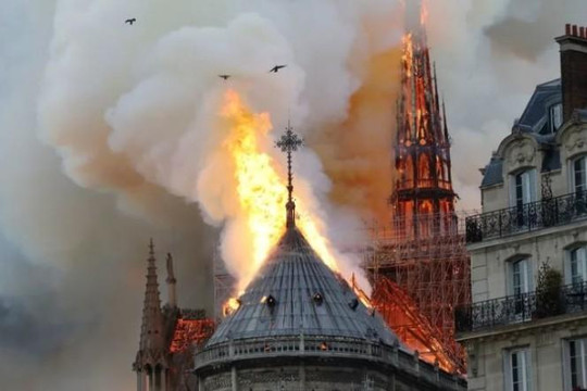 Clip: Hiện trường vụ cháy kinh hoàng tàn phá Nhà thờ Đức Bà Paris