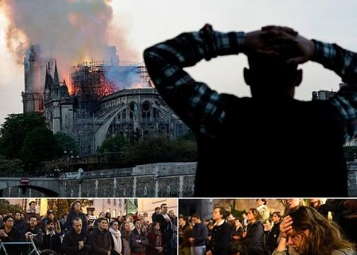 Hàng ngàn người khóc và cầu nguyện khi Nhà thờ Đức Bà Paris chìm trong biển lửa