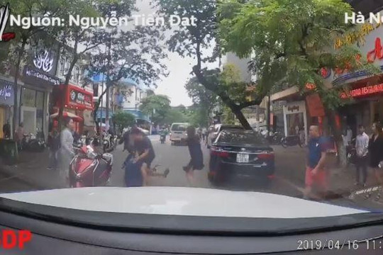 Quay đầu ô tô ép xe máy vào lề đường, tài xế bị đánh hội đồng giữa phố