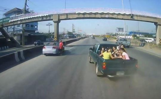 Ô tô va chạm kinh hoàng với xe bán tải, gần chục cô gái văng xuống đường