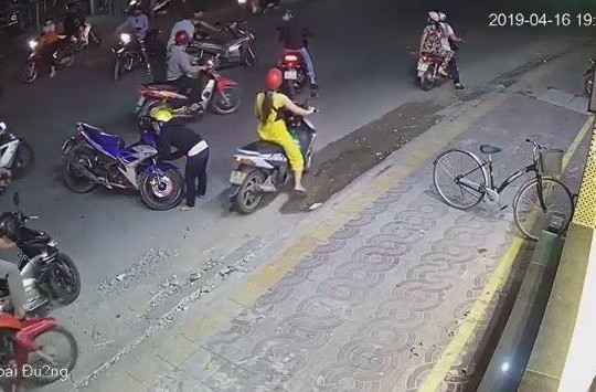 Thanh niên phóng Exciter tông trúng 2 cô gái, để lại xe máy rồi bỏ trốn