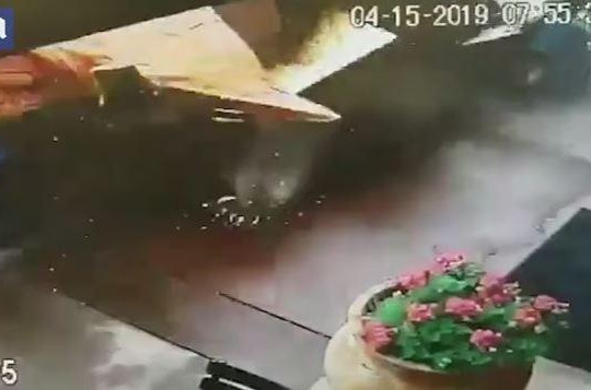 Ô tô lao như tên bắn vào nhà hàng, 3 mẹ con thoát chết trong gang tấc