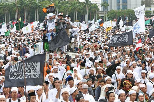 Tổng thống Widodo và đối thủ cùng tuyên bố thắng cử, e ngại bạo lực tại Indonesia