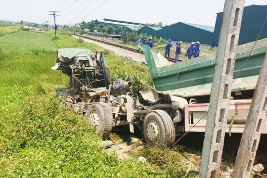 Nghệ An: Bị tàu hỏa tông, tài xế xe tải tử vong trong ca bin