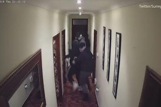 4 tên trộm đột nhập vào nhà, 5 giây sau bị chó rượt chạy trối chết
