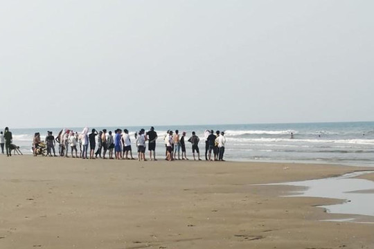 Hà Tĩnh: Nam sinh lớp 6 chết đuối khi đi tắm biển