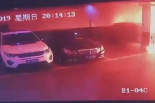 Kinh hoàng ô tô điện phát nổ như bom trong hầm để xe