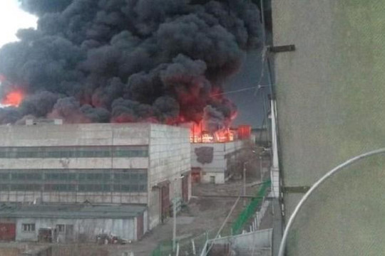 Cháy lớn tại nhà máy chế tạo tên lửa Nga 