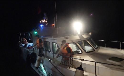 Cứu sống 7 du khách bị lật xuồng trên biển Cửa Lò