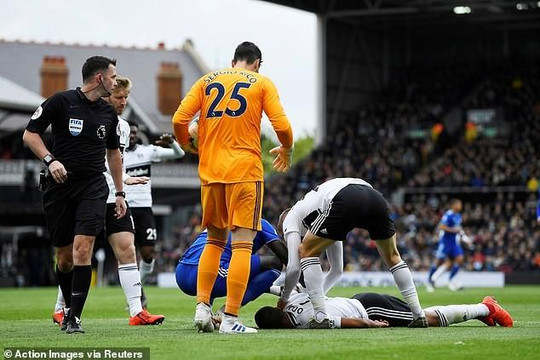 Cầu thủ Fulham đổ gục bất tỉnh sau va chạm khiến khán giả bàng hoàng