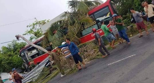 Kiên Giang: ‘Chuyên cơ mặt đất’ va xe tải rồi lao vào nhà dân