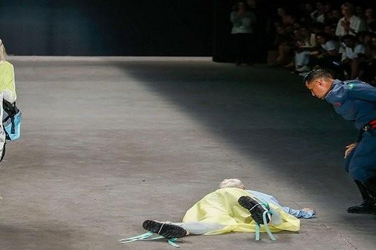 Bi kịch người mẫu nam chết sau khi ngã quỵ trên sàn catwalk
