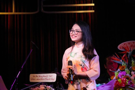 Phương Mỹ Chi ra dáng thiếu nữ trong đêm nhạc riêng ở tuổi 16 