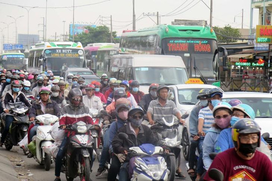 Người dân trở lại thành phố khiến giao thông ùn tắc nghiêm trọng