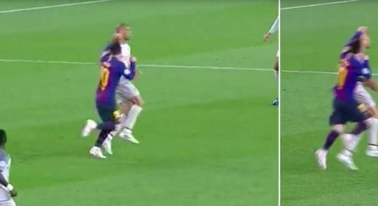 Messi bị phát hiện chơi bẩn và đánh cầu thủ Liverpool ngay trước khi lập siêu phẩm 