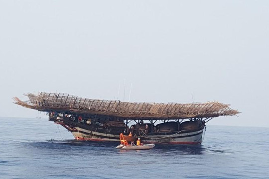 52 thuyền viên trên tàu cá bị hỏng máy trôi dạt 2 ngày đêm trên biển