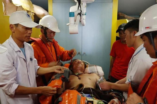Tàu SAR 274 cứu một ngư dân Quảng Bình bị tai nạn 