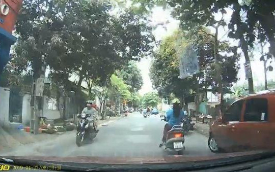 Nữ 'ninja' thản nhiên dừng xe máy giữa đường để nghe điện thoại