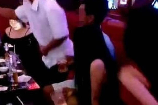 5 cán bộ bị kiểm điểm vì quay clip hát karaoke có tiếp viên nữ rót bia