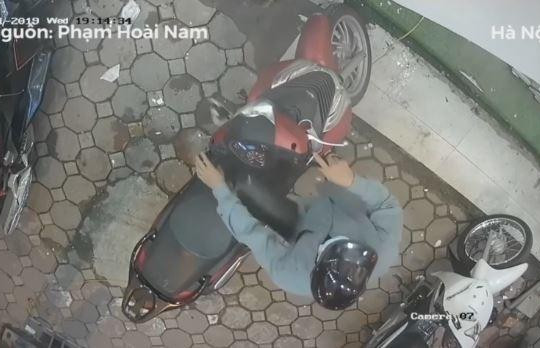 Thanh niên bẻ khóa trộm xe SH chỉ trong vài giây trên phố Hà Nội