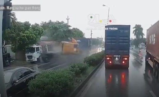 Bất ngờ phanh gấp, container quay đầu 90 độ tông xe tải chạy cùng chiều