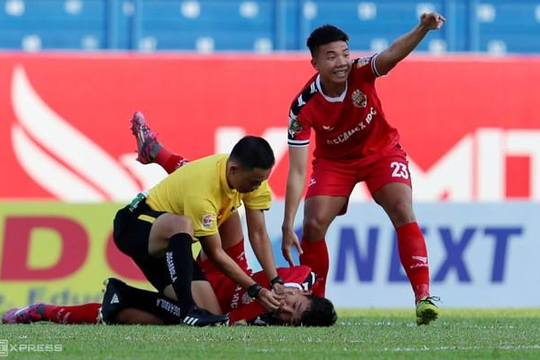 Trọng tài Duy Lân dùng tay ngăn tuyển thủ U.22 Việt Nam nuốt lưỡi vô thức ở V-League