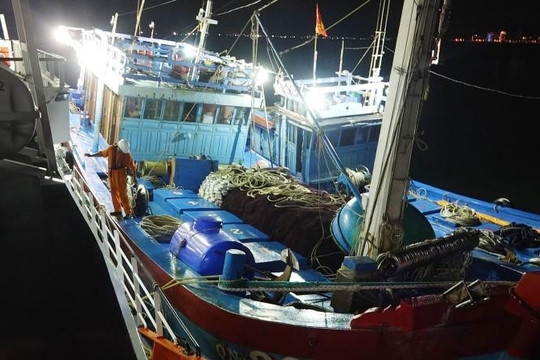 Cứu 16 ngư dân trên 2 tàu cá gặp nạn tại khu vực biển Hoàng Sa