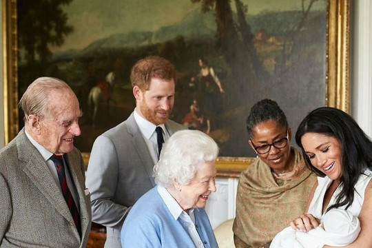 Hoàng tử Harry và Meghan Markle đưa con trai diện kiến Nữ hoàng Elizabeth II