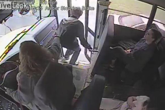Nữ tài xế xe buýt nhanh tay cứu mạng nam sinh trong tích tắc