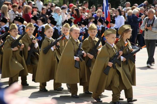 Trẻ em Nga mang súng giả diễu hành gây phẫn nộ