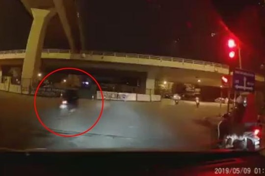 Xe máy lao như bay vào rào chắn công trình và cái kết đáng kinh ngạc