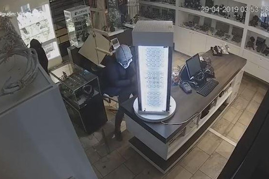 Trộm dùng thang dây đột nhập cửa hàng 'cuỗm' nữ trang như phim