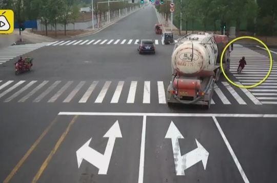 Bị xe bồn cuốn thẳng vào gầm, người phụ nữ thoát chết thần kỳ