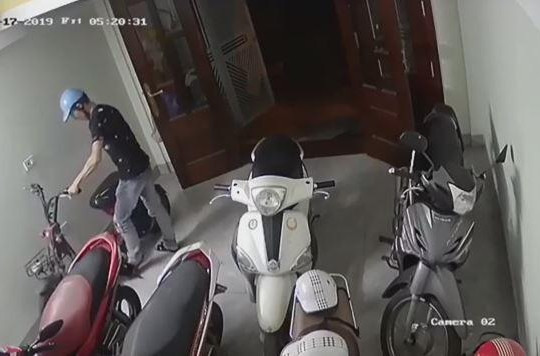 Clip thanh niên táo tợn phá cửa nhà dân để trộm xe đạp điện