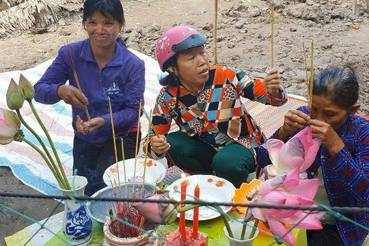 Kiên Giang: Ngỡ hoa ‘thần’, một gia đình lập bàn thờ cúng bái