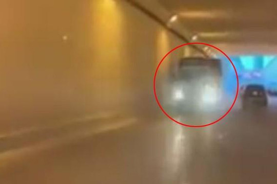 Tài xế xe tải liều lĩnh chạy ngược chiều trong hầm chui ở Hà Nội