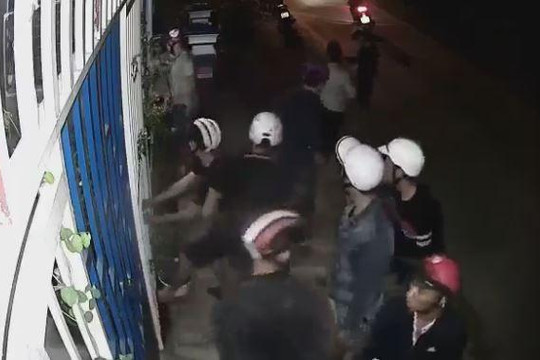 Hãi hùng nhóm thanh niên đi xe máy cố đột nhập nhà dân trong đêm