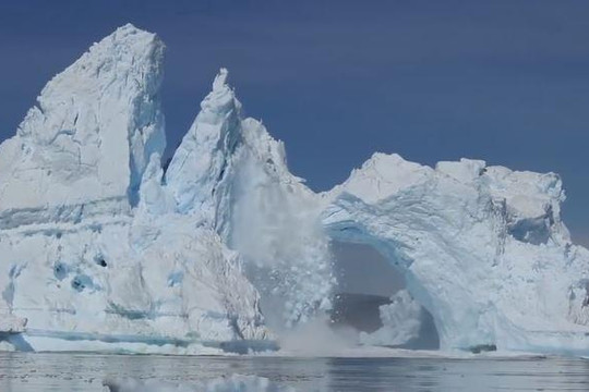 Kinh hoàng khoảnh khắc núi băng vỡ rời từng mảng ở Greenland