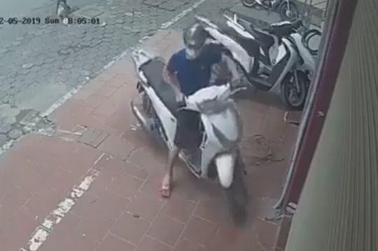 Thanh niên bẻ khóa trộm xe SH chỉ trong 5 giây ở Hà Nội