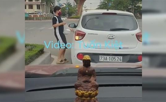 Nữ tài xế thản nhiên đậu ô tô giữa đường để đi mua đồ ăn