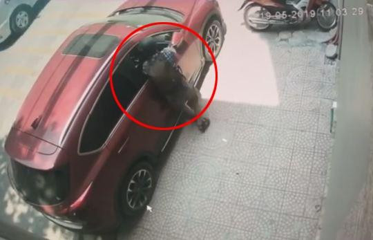 Clip thanh niên bịt mặt đập kính ô tô, trộm đồ trong 2 giây ở Hà Nội