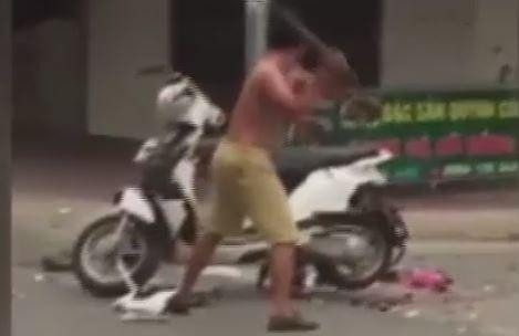 Nghi vợ ngoại tình, người đàn ông đập xe máy giữa phố để trút giận