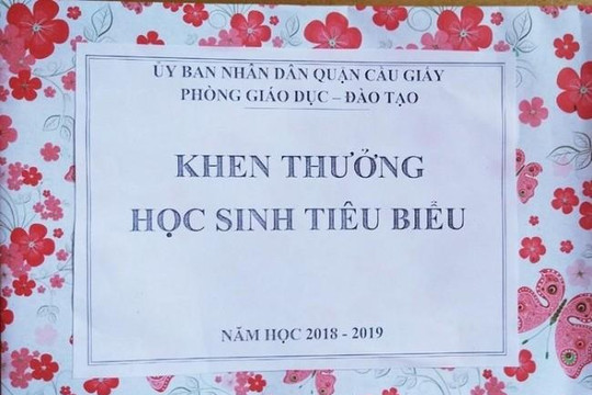 Phòng GD-ĐT quận Cầu Giấy xin lỗi vì trao quà cho học sinh tiêu biểu là tờ giấy lộn