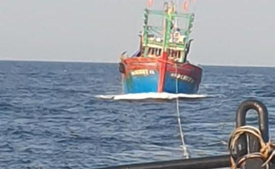Cứu 17 ngư dân trên tàu cá Nghệ An gặp nạn